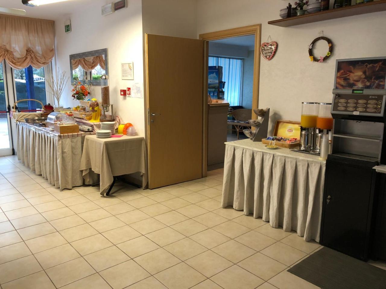 Hotel Canasta Riccione Eksteriør billede